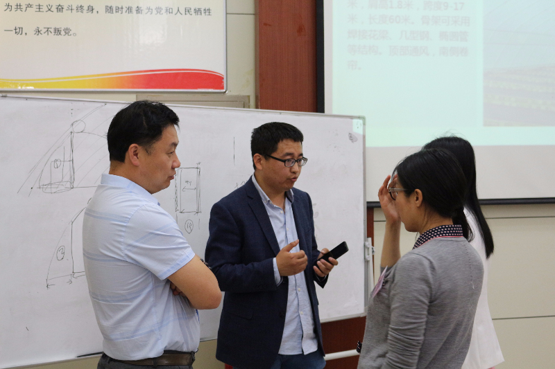 在課堂休息時，學(xué)員請教賈少華老師溫室的選擇與建造的知識